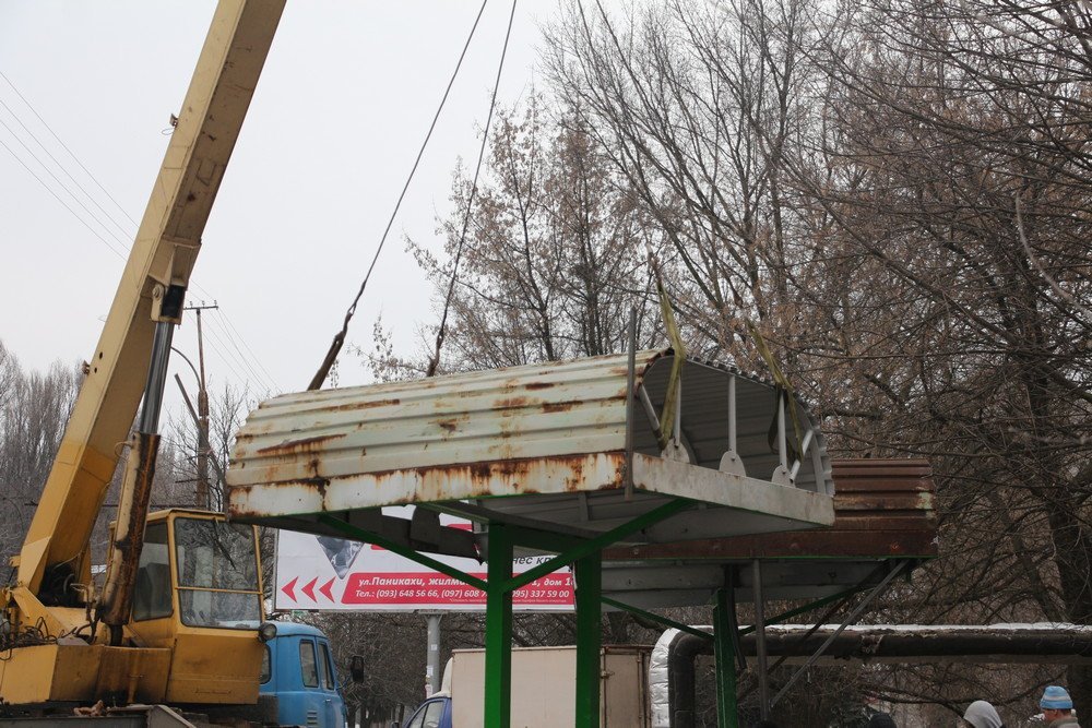 На Тополе восстанавливают упавшую остановку 4