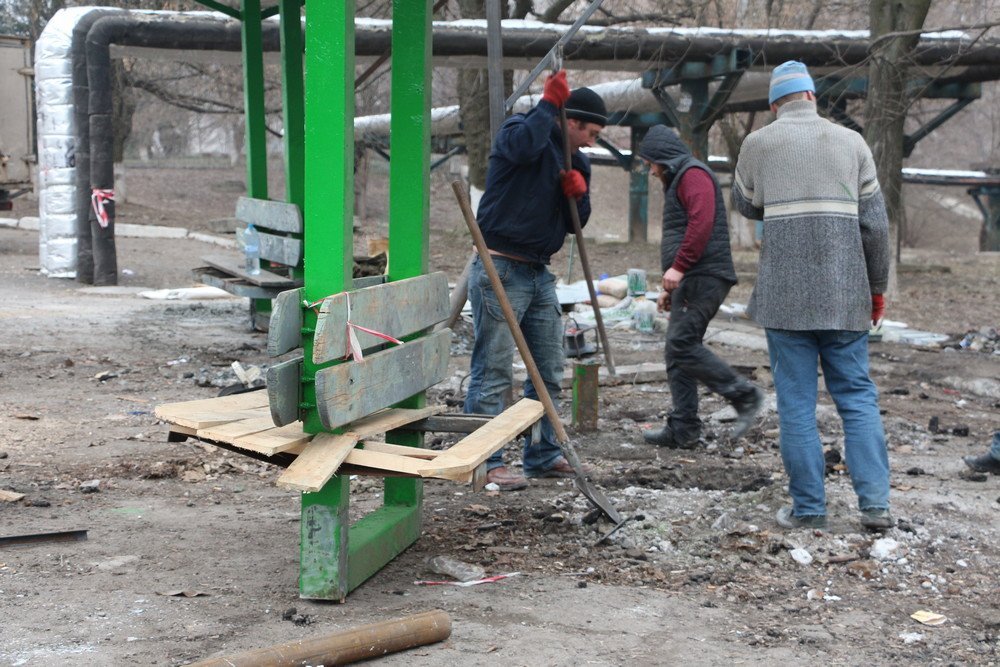 На Тополе восстанавливают упавшую остановку 5