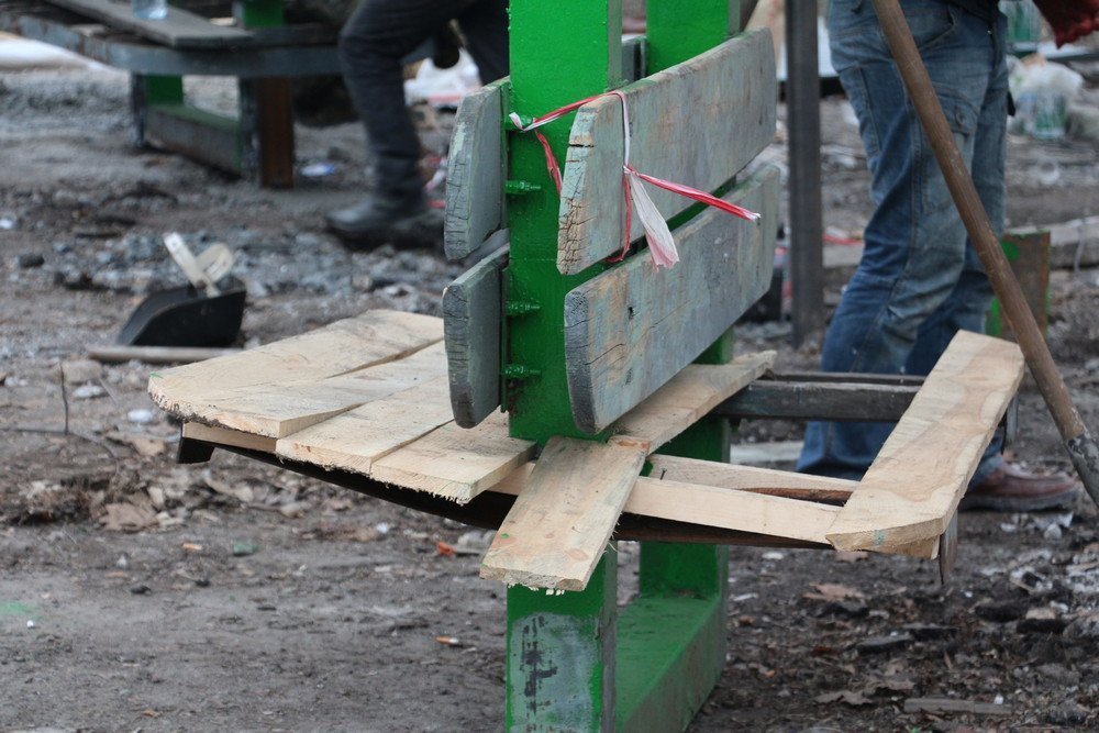 На Тополе восстанавливают упавшую остановку 6