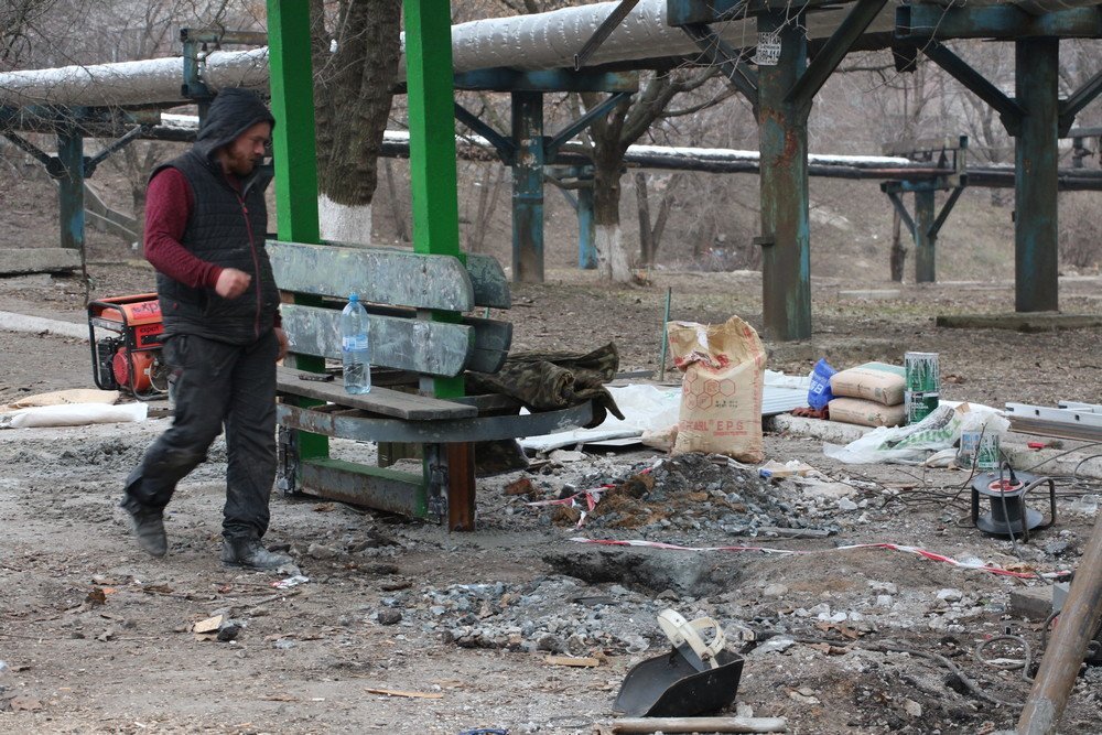 На Тополе восстанавливают упавшую остановку 7