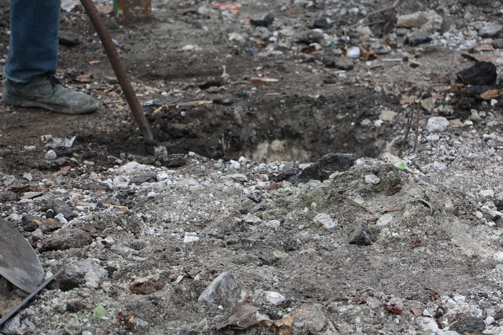 На Тополе восстанавливают упавшую остановку 8