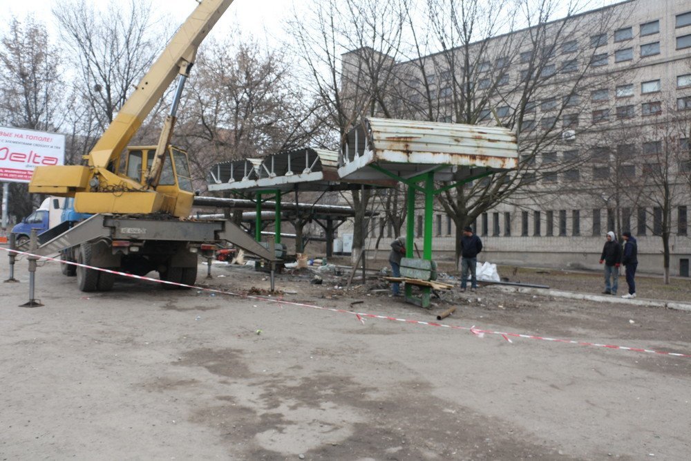 На Тополе восстанавливают упавшую остановку 9