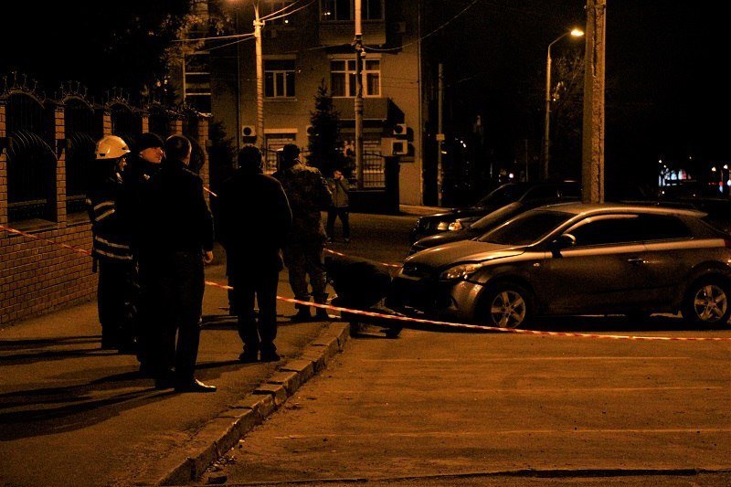 В Днепре возле здания СБУ неизвестные бросили гранату в автомобиль 3