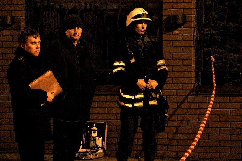 В Днепре возле здания СБУ неизвестные бросили гранату в автомобиль 5