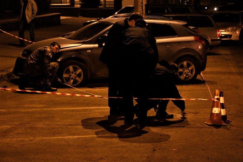 В Днепре возле здания СБУ неизвестные бросили гранату в автомобиль 6
