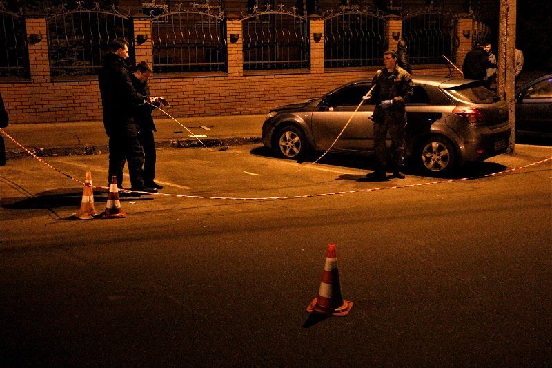 В Днепре возле здания СБУ неизвестные бросили гранату в автомобиль 7
