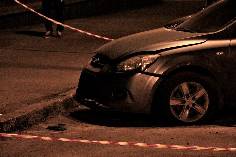 В Днепре возле здания СБУ неизвестные бросили гранату в автомобиль 8