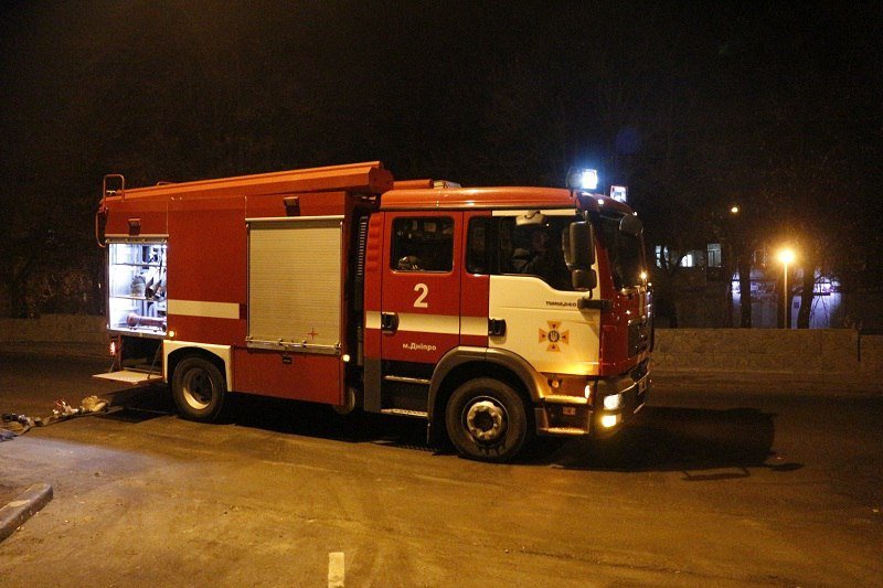 В Днепре возле здания СБУ неизвестные бросили гранату в автомобиль 9