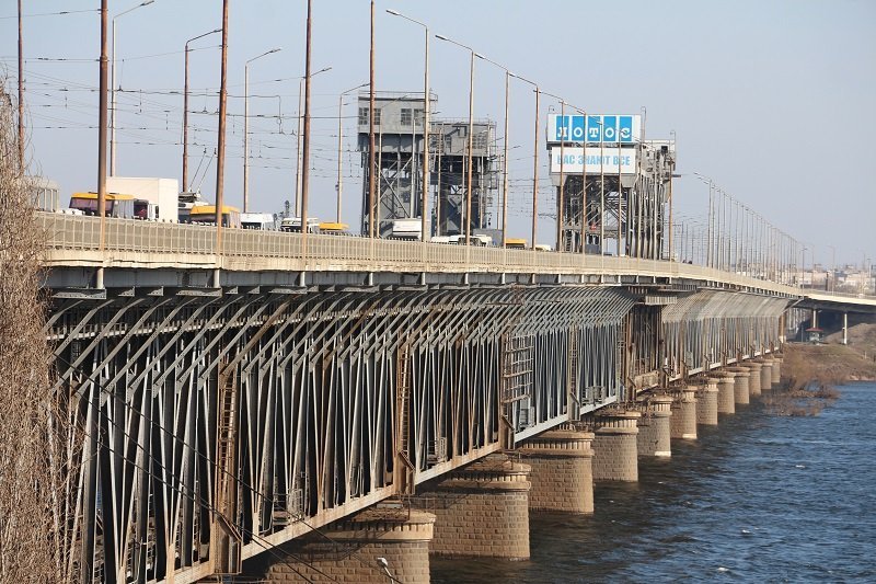 Транспортный коллапс на Амурском мосту: жуткие пробки и ремонтные работы 5