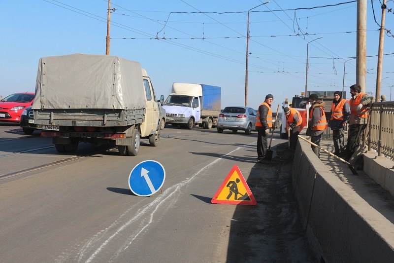 Транспортный коллапс на Амурском мосту: жуткие пробки и ремонтные работы 6