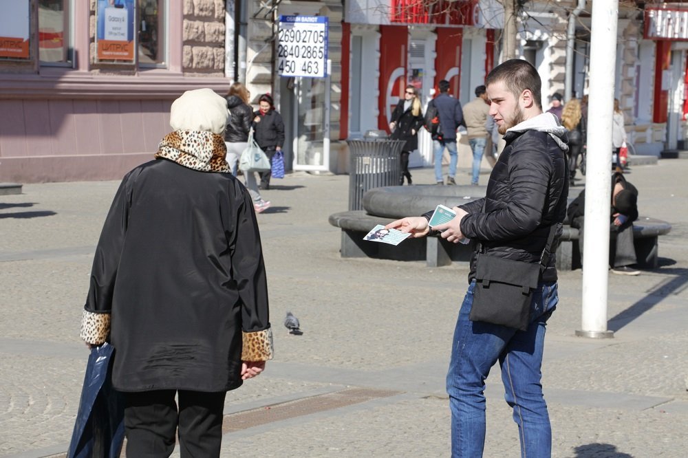 Патриотический флешмоб: в Днепре люди сформировали фигуру в форме трезубца 5