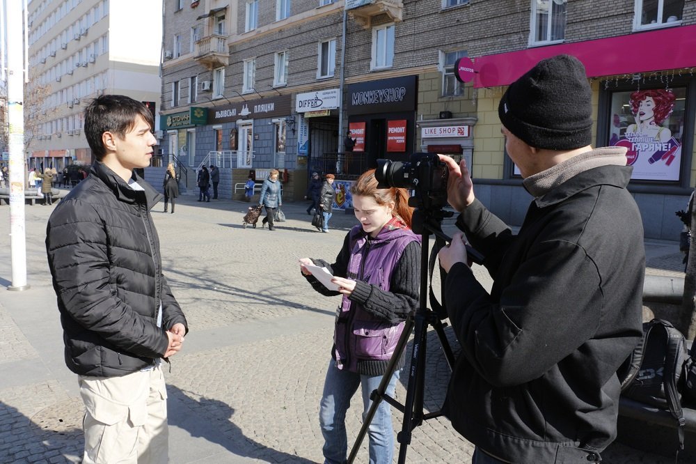 Патриотический флешмоб: в Днепре люди сформировали фигуру в форме трезубца 6