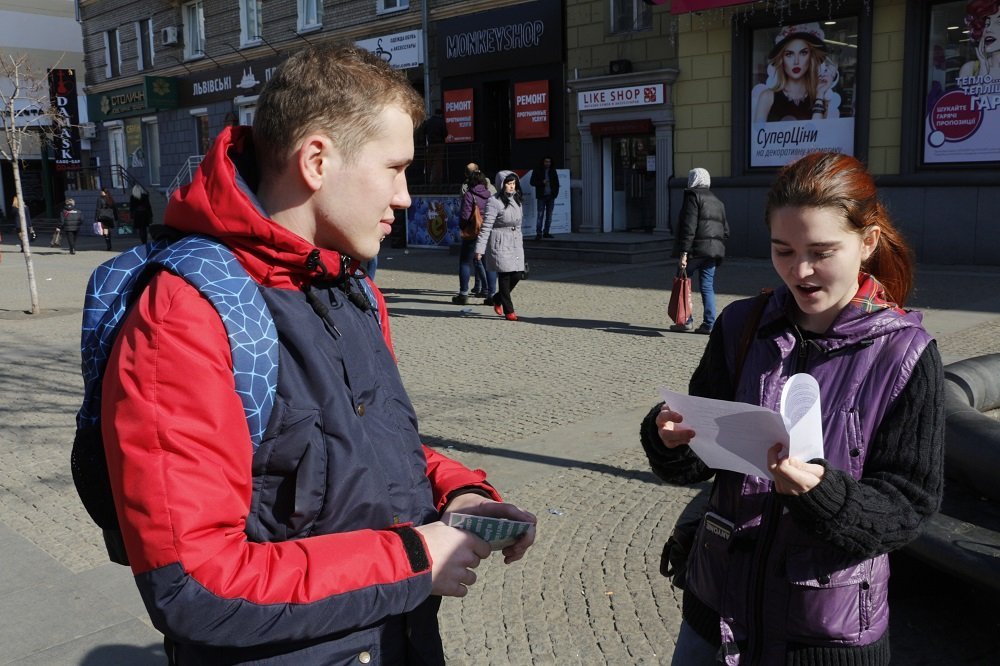 Патриотический флешмоб: в Днепре люди сформировали фигуру в форме трезубца 7