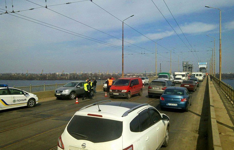 ДТП на Амурском мосту: столкнулись 3 легковых авто и трамвай 4