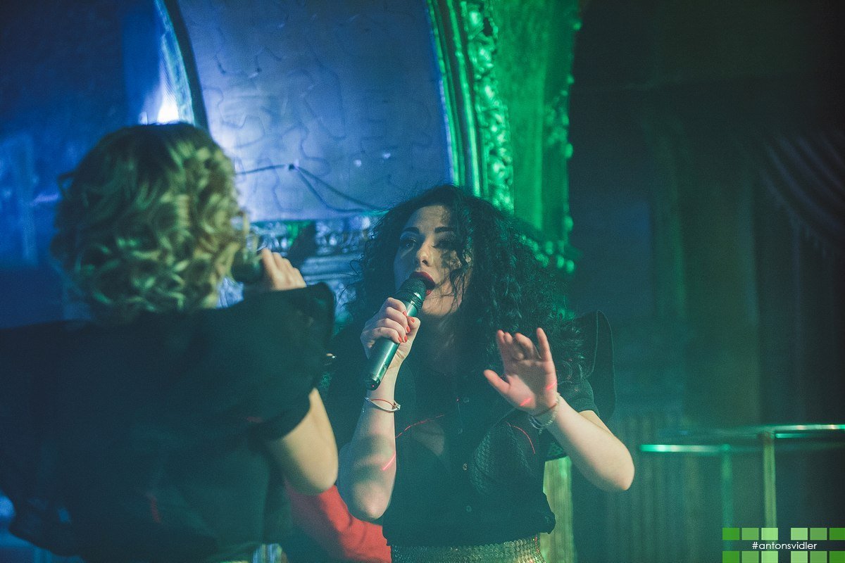 Жаркие и сексуальные TWO SISTERS: путь от военных оркестров до европейских сцен 2