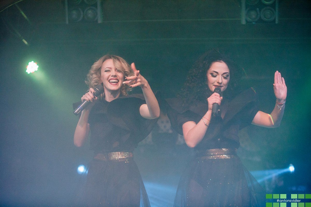 Жаркие и сексуальные TWO SISTERS: путь от военных оркестров до европейских сцен 3