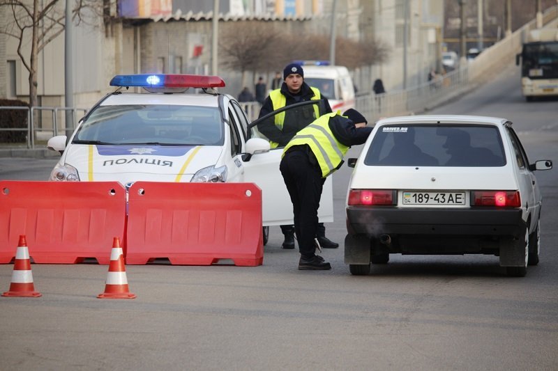 Несмотря на запрет мэра, по Новому мосту продолжают ездить автомобили 2