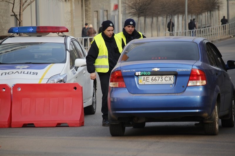 Несмотря на запрет мэра, по Новому мосту продолжают ездить автомобили 3
