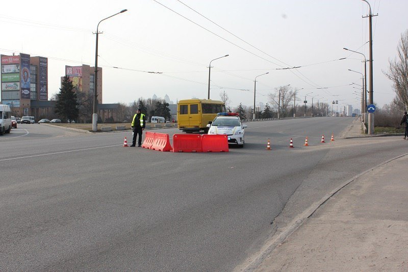 Несмотря на запрет мэра, по Новому мосту продолжают ездить автомобили 9