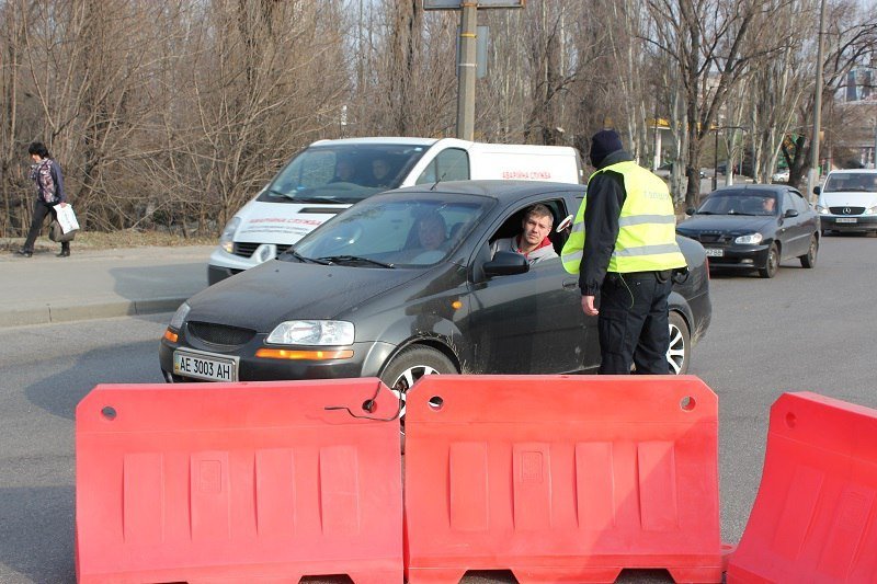Несмотря на запрет мэра, по Новому мосту продолжают ездить автомобили 10