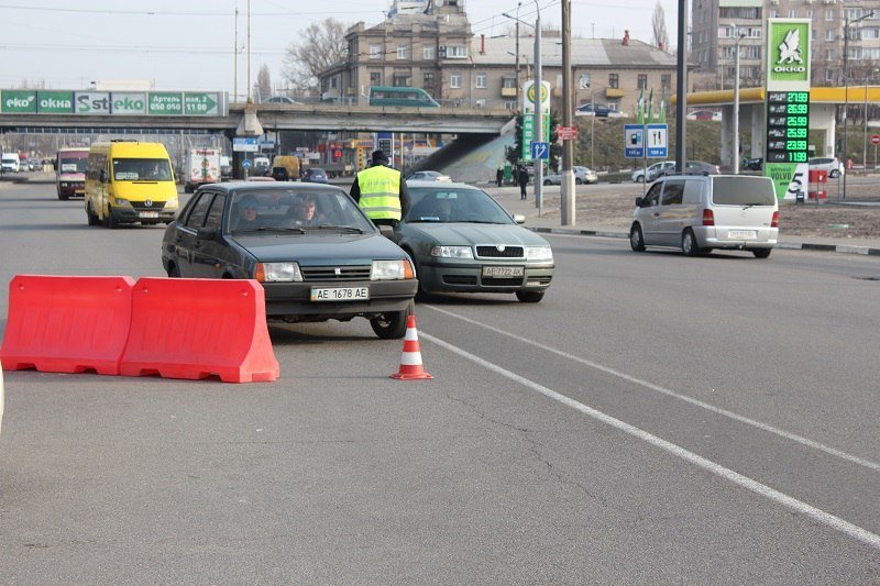 Несмотря на запрет мэра, по Новому мосту продолжают ездить автомобили 12