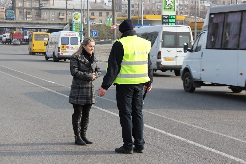 Несмотря на запрет мэра, по Новому мосту продолжают ездить автомобили 13