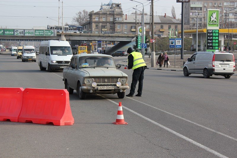 Несмотря на запрет мэра, по Новому мосту продолжают ездить автомобили 14