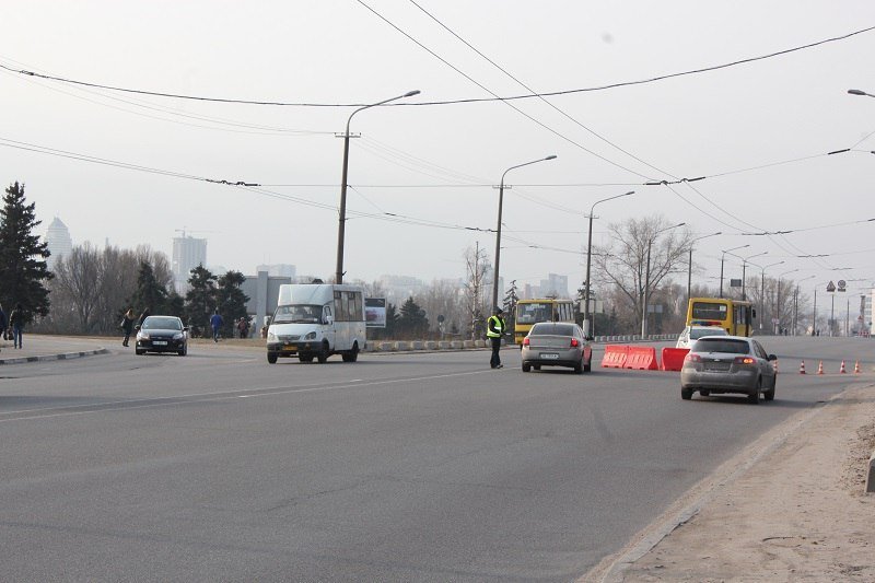 Несмотря на запрет мэра, по Новому мосту продолжают ездить автомобили 16
