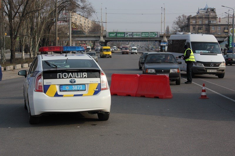 Несмотря на запрет мэра, по Новому мосту продолжают ездить автомобили 17