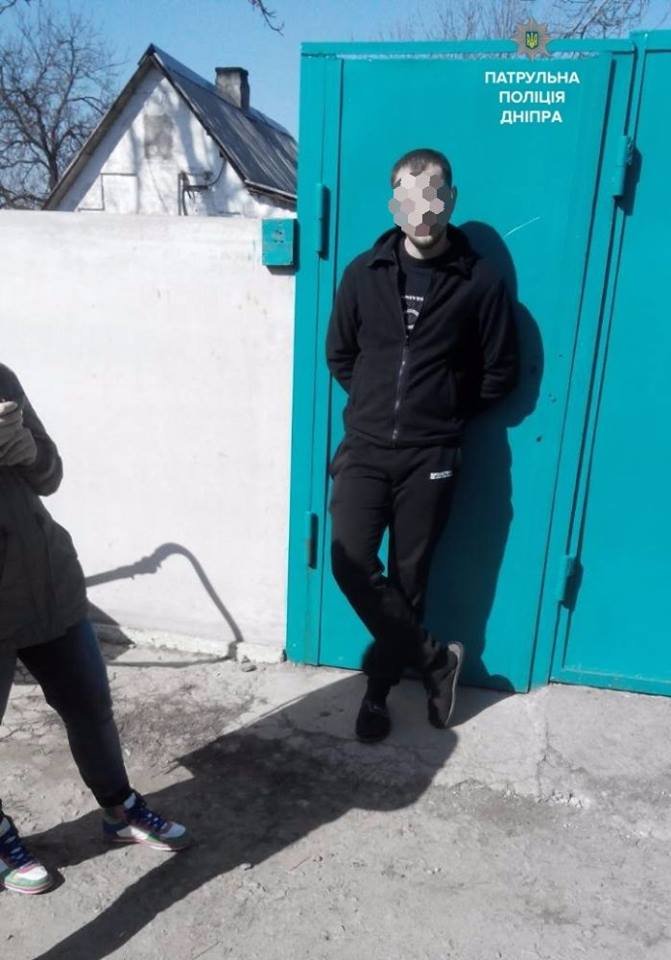 В Днепре женщина пришла с полицейским на встречу с продавцом украденной у нее коляски 2