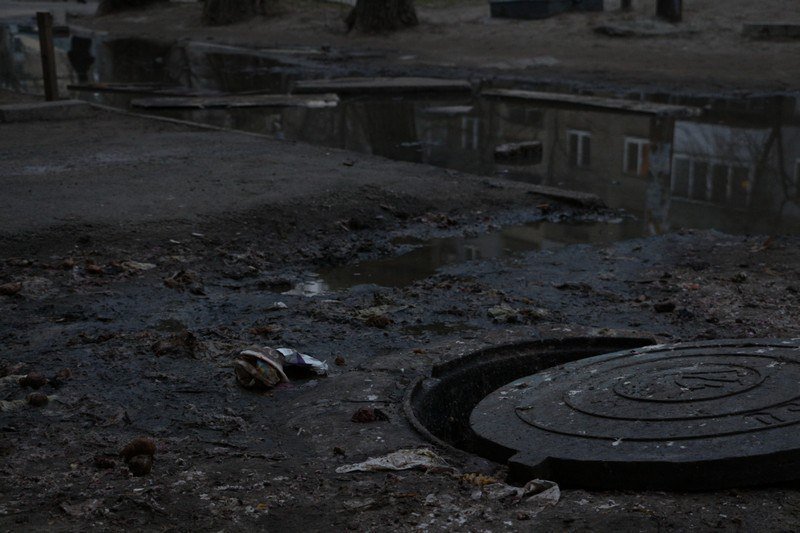 Второй всемирный потоп и бюрократия: двор на Северном регулярно заливает нечистотами 1