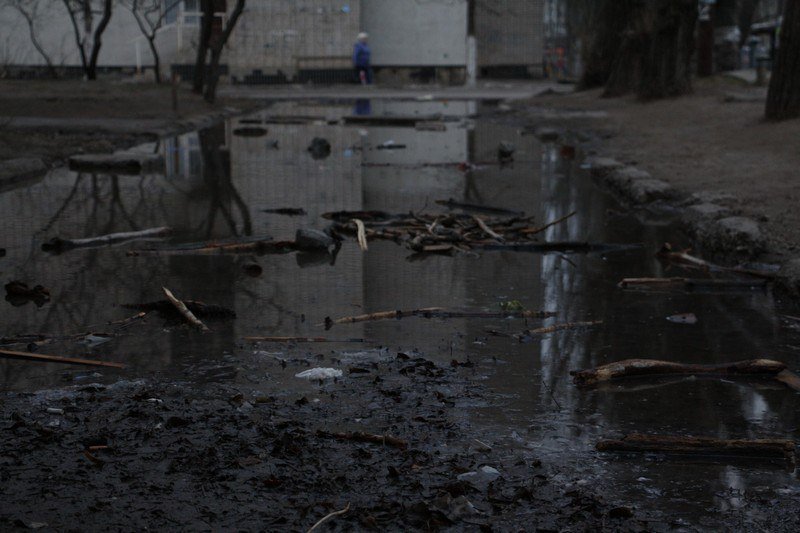 Второй всемирный потоп и бюрократия: двор на Северном регулярно заливает нечистотами 2