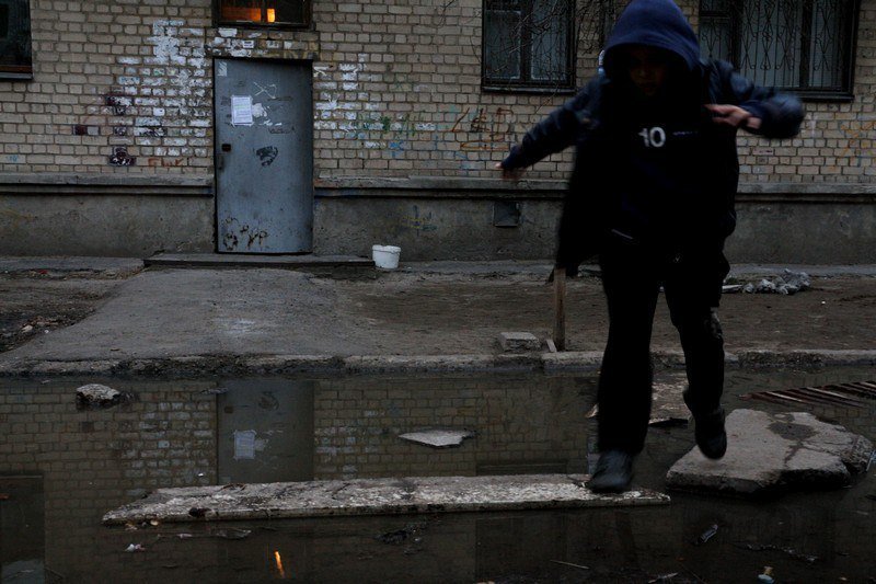 Второй всемирный потоп и бюрократия: двор на Северном регулярно заливает нечистотами 3