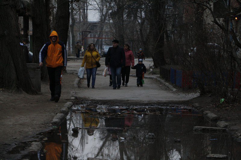 Второй всемирный потоп и бюрократия: двор на Северном регулярно заливает нечистотами 4