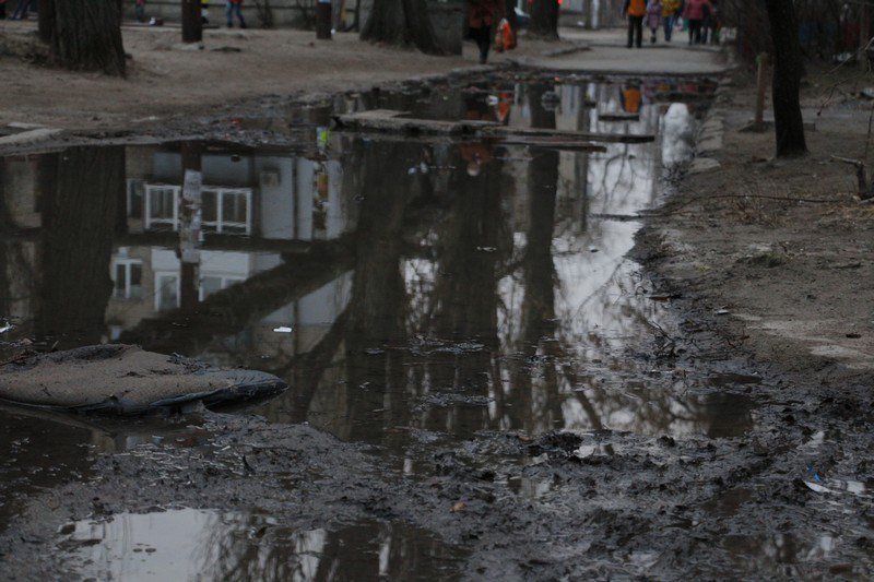 Второй всемирный потоп и бюрократия: двор на Северном регулярно заливает нечистотами 5