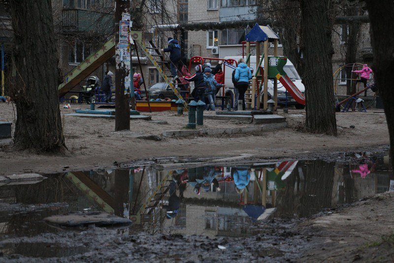 Второй всемирный потоп и бюрократия: двор на Северном регулярно заливает нечистотами 6