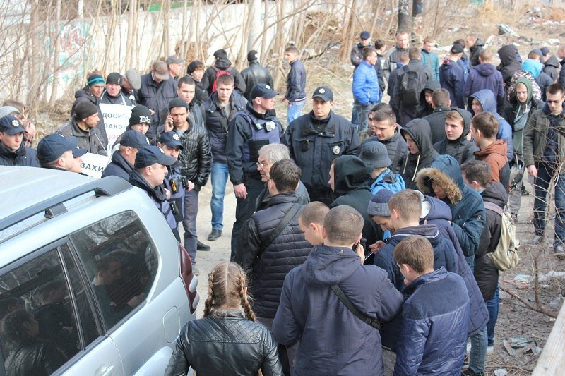 В Днепре митинговали под недостроенной многоэтажкой 3