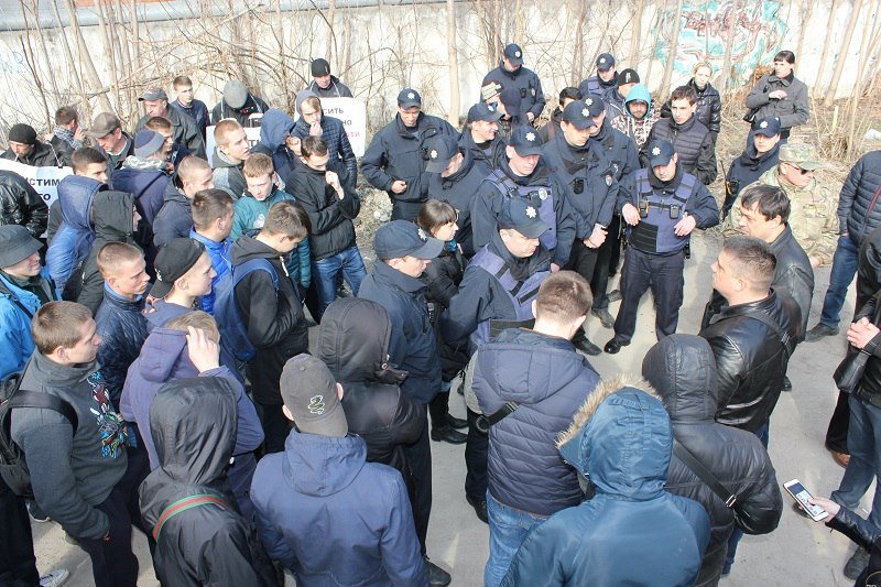 В Днепре митинговали под недостроенной многоэтажкой 8