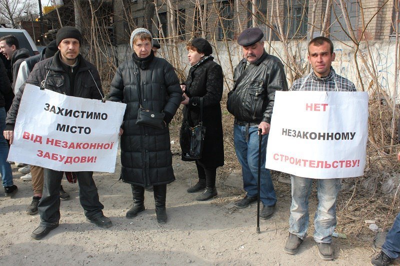В Днепре митинговали под недостроенной многоэтажкой 10