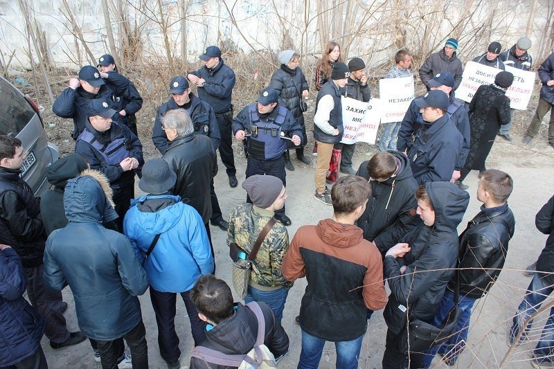 В Днепре митинговали под недостроенной многоэтажкой 13