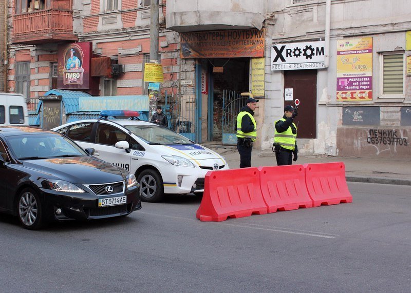 Получи ответ: продолжают ли автомобили ездить по Новому мосту 1