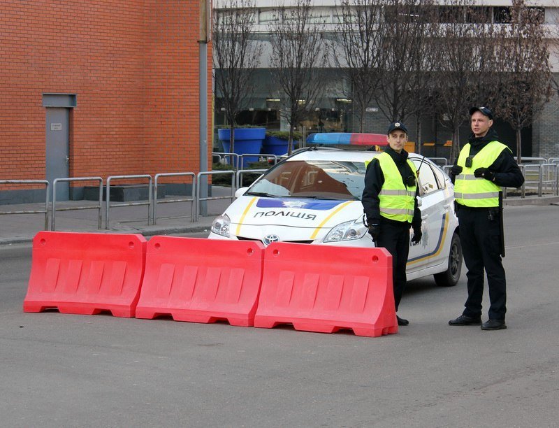 Получи ответ: продолжают ли автомобили ездить по Новому мосту 6