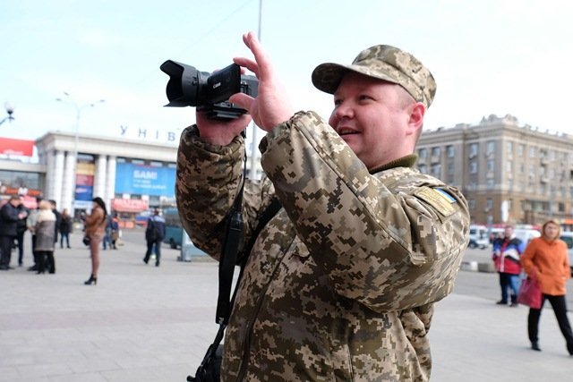 В Днепре украинских добровольцев почтили патриотическим флэшмобом 2