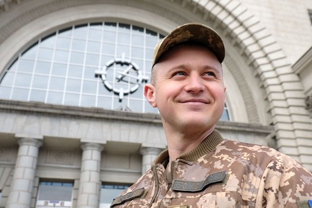В Днепре украинских добровольцев почтили патриотическим флэшмобом 3