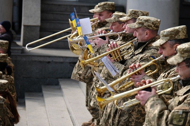В Днепре украинских добровольцев почтили патриотическим флэшмобом 4