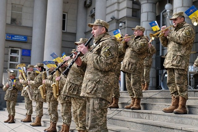 В Днепре украинских добровольцев почтили патриотическим флэшмобом 6