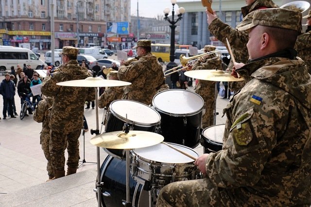 В Днепре украинских добровольцев почтили патриотическим флэшмобом 7