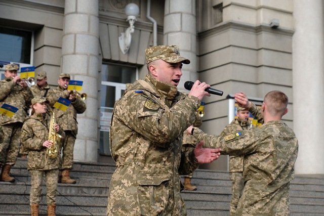 В Днепре украинских добровольцев почтили патриотическим флэшмобом 8