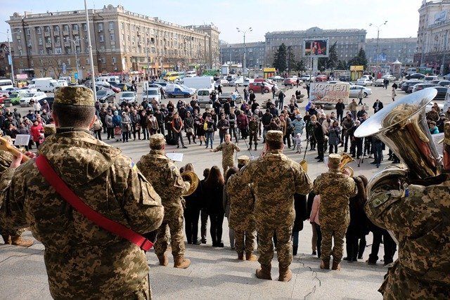 В Днепре украинских добровольцев почтили патриотическим флэшмобом 9