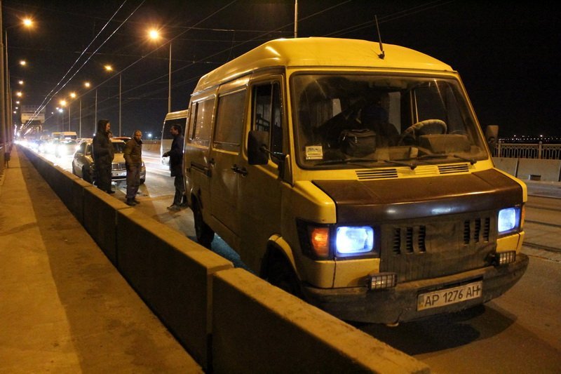Старый мост застрял в пробке: сразу несколько происшествий на одном участке 2